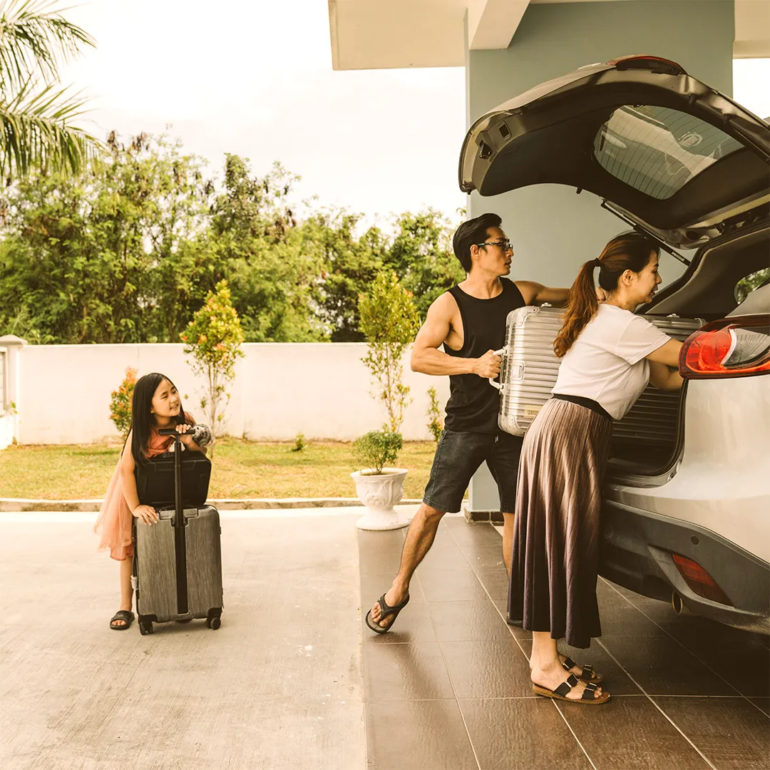 family packing the car